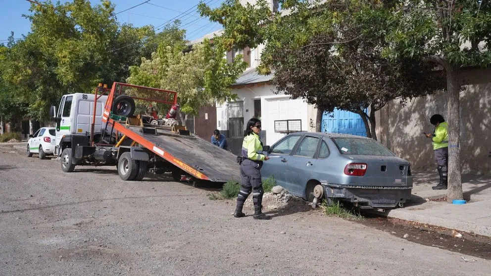 El Municipio comenzó a retirar autos abandonados en la vía pública que son denunciados al 147