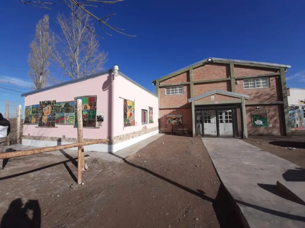 Vecinos realizan campaña de útiles y ropas para alumnos de la Escuela 109 Curri Lamuen
