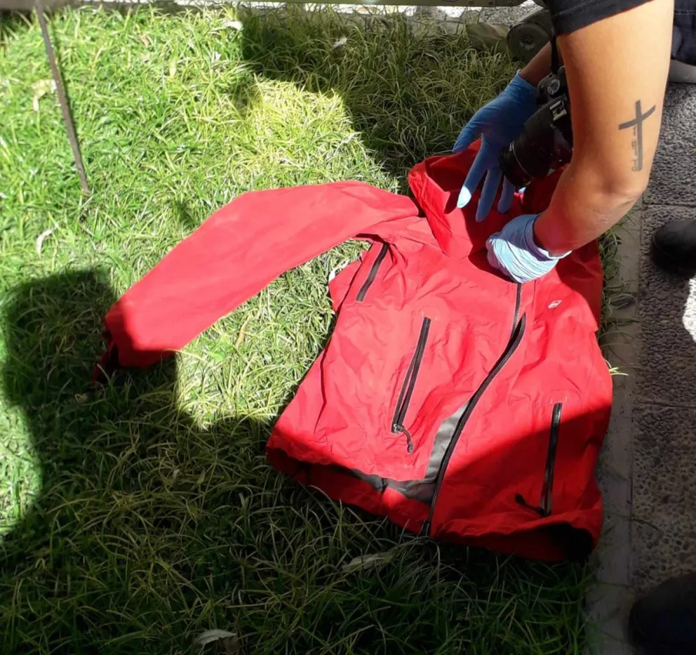 Insólito: entró a robar, encerró al dueño en el baño y se olvidó la campera