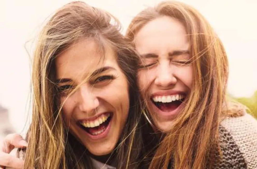 Compartiendo risas: El humor como puente entre los signos del zodiaco