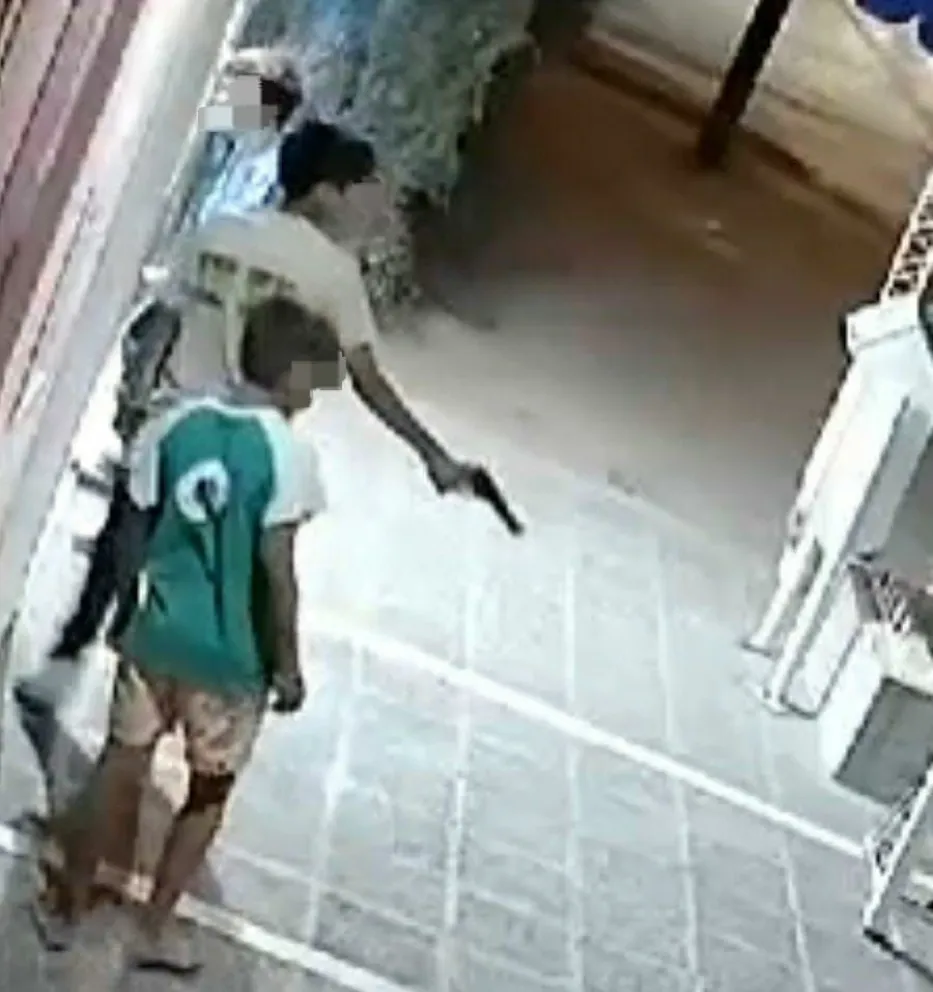 VIDEO: Menores de edad intentaron robar en un comercio del Villarino, uno de ellos portaba un arma