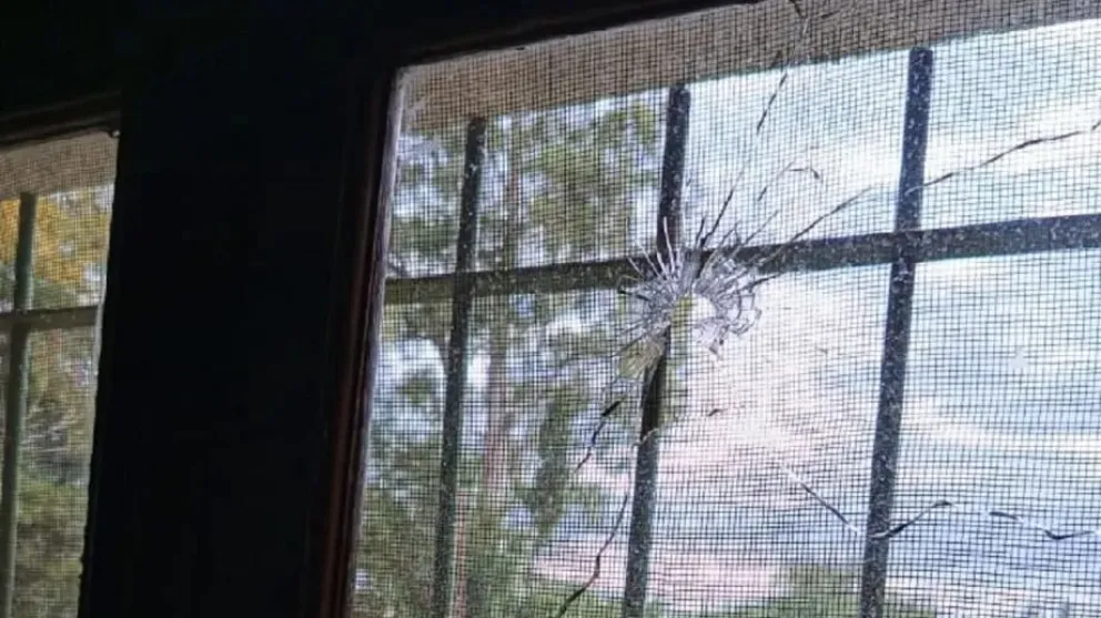 Balearon la casa de una vecina mientras miraba la televisión
