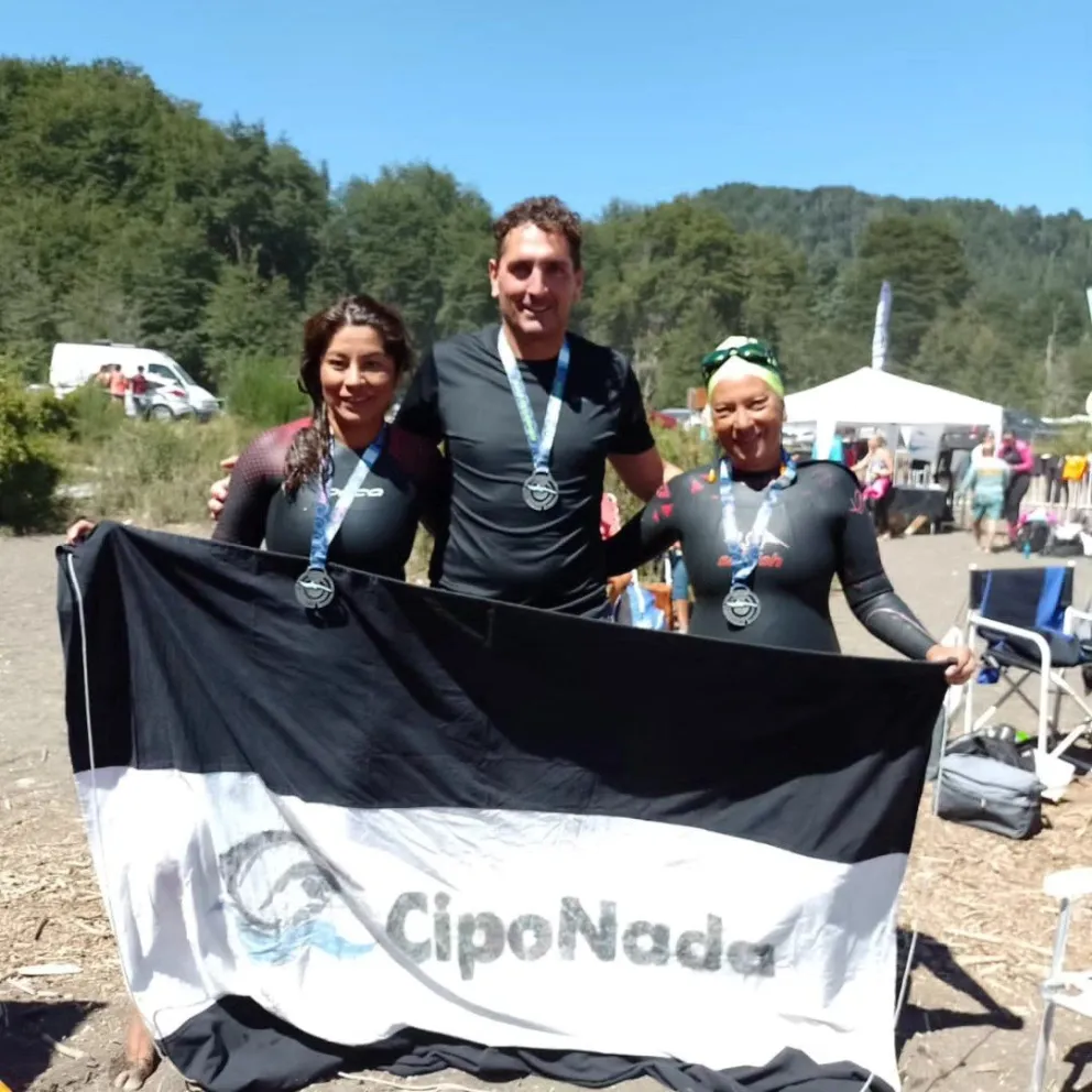 Los nadadores albinegros se lucieron en la competición mundial Oceanman representando a la ciudad