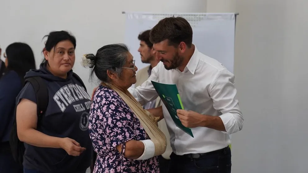 A pura emoción: entregaron títulos de propiedad a 30 familias