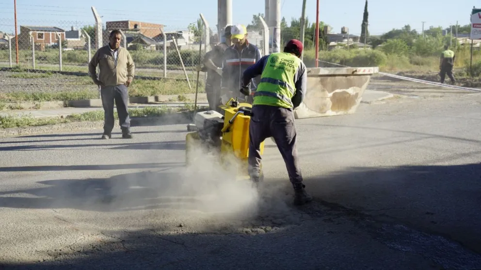 Avanzan con el bacheo en diferentes calles de Cinco Saltos