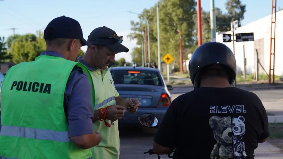 A llevar los papeles del vehículo: los controles solicitan la documentación para verificar la situación de cada uno. Foto: Prensa Municipalidad.