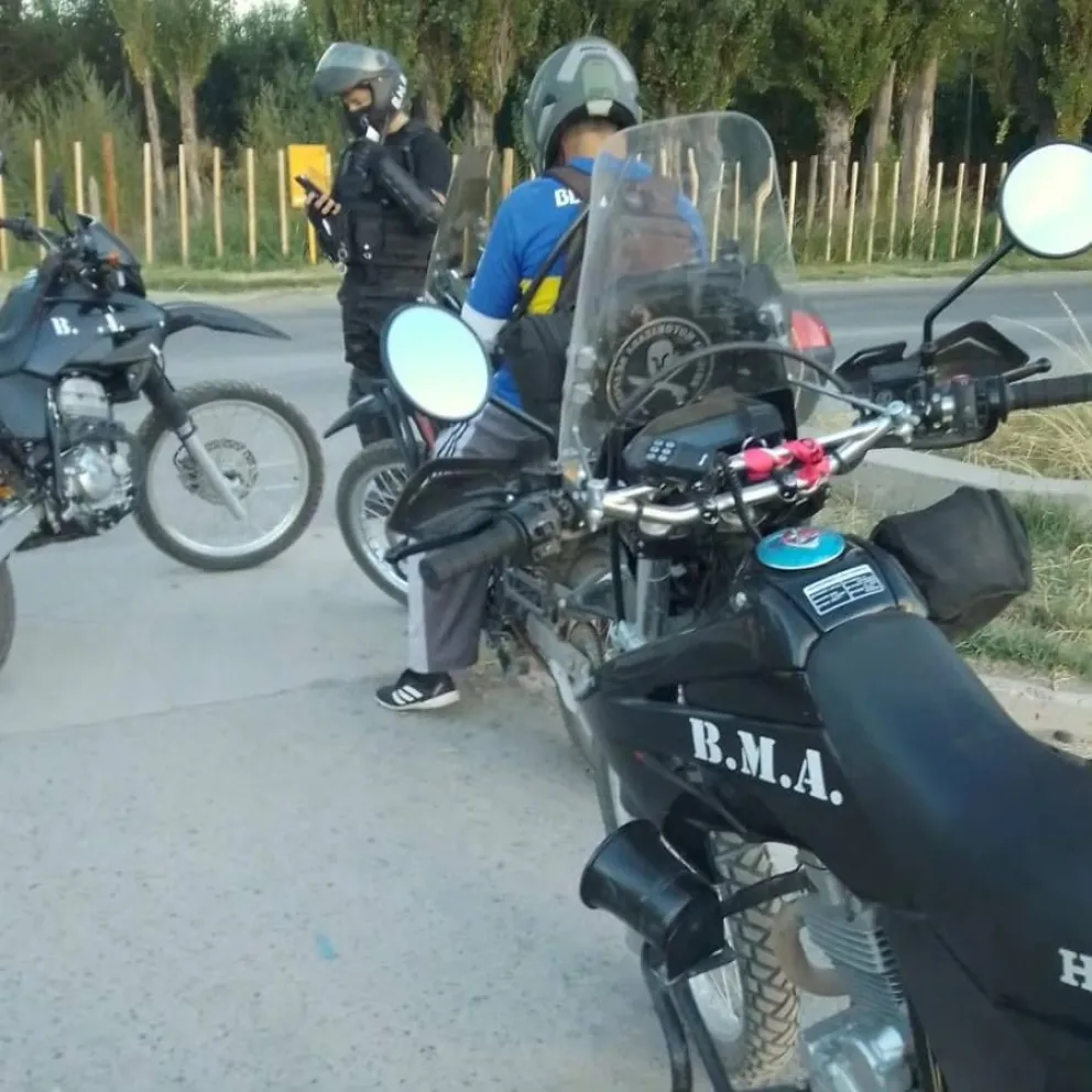 Persecución, motos retenidas y varias infracciones en un operativo especial