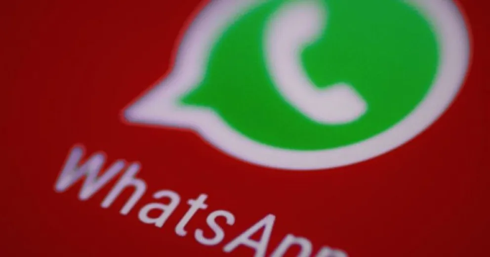 Revelan truco para activar el "modo letras rojas" en WhatsApp