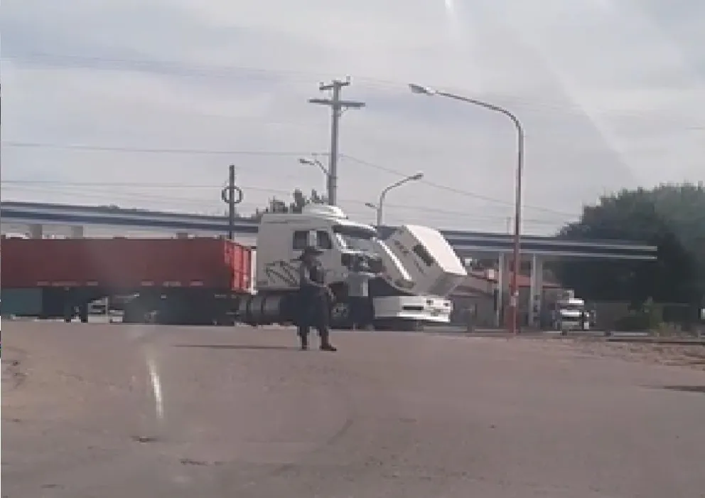 Un camión tuvo una falla mecánica e interrumpió el tránsito de la ruta 65
