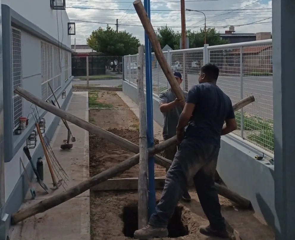 Manos a la obra: los padres de la Escuela Laboral instalaron el mástil