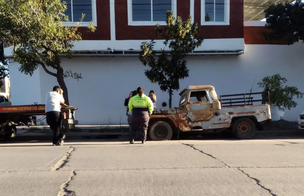 El municipio continúa retirando autos abandonados en la vía pública con la ayuda de la comunidad