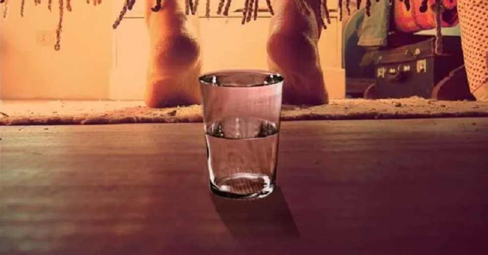 El poderoso ritual del vaso de agua debajo de la cama