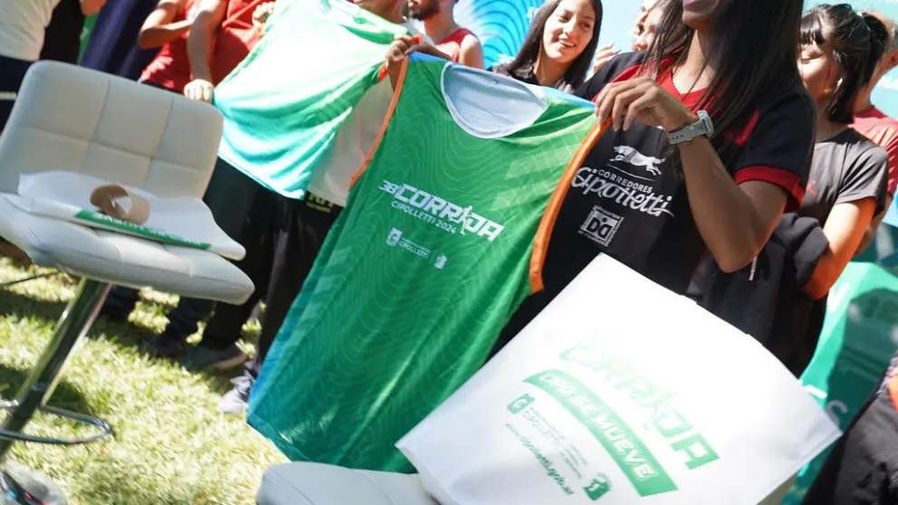 A horas de la Corrida, comienza la entrega de remeras y chips 