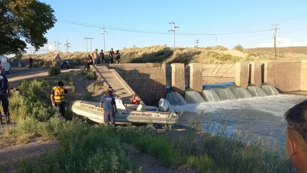 Desesperada búsqueda de un joven que se ahogó en el canal 30 de Cipolletti