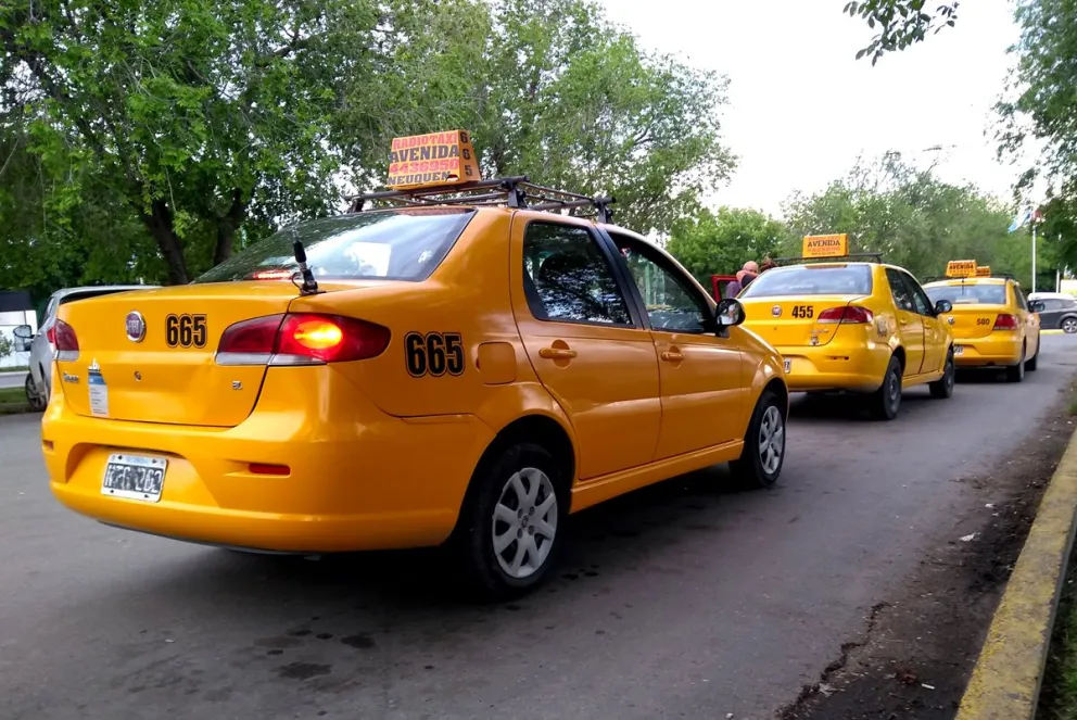 Robaron un taxi en Neuquén, huyeron y volcaron en Cipolletti