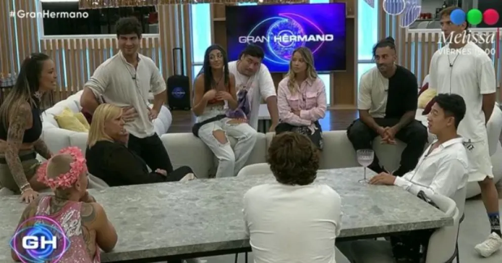 Inesperado romance entre dos jugadores florece en Gran Hermano