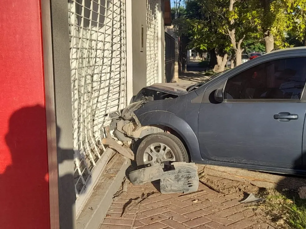 Impactante choque casi adentro de un local comercial