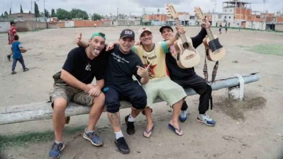 Emotivo homenaje de Manu Chao a Maradona en Villa Fiorito