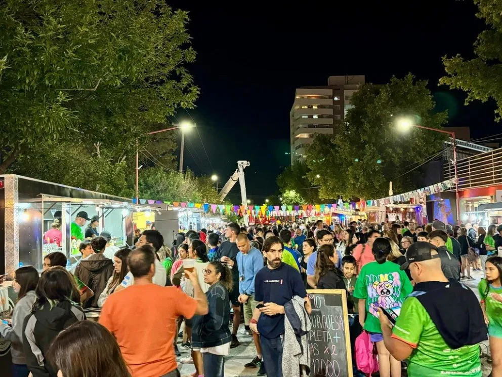 Éxito gastronómico y musical en el paseo de la corrida de Cipolletti
