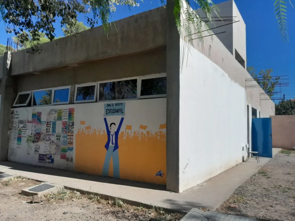 Estudiantes enfrentan la falta de alquileres y de transporte en medio de la crisis educativa