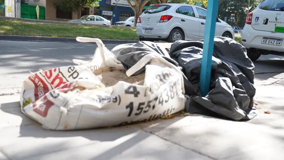 El Municipio continúa ordenando la ciudad y retira bolsones de la vía pública