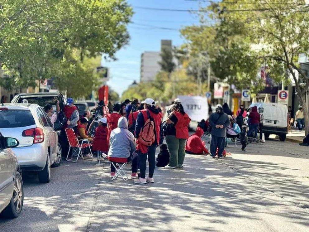 Frente Popular Darío Santillán acampa en protesta por recortes a merenderos y comedores
