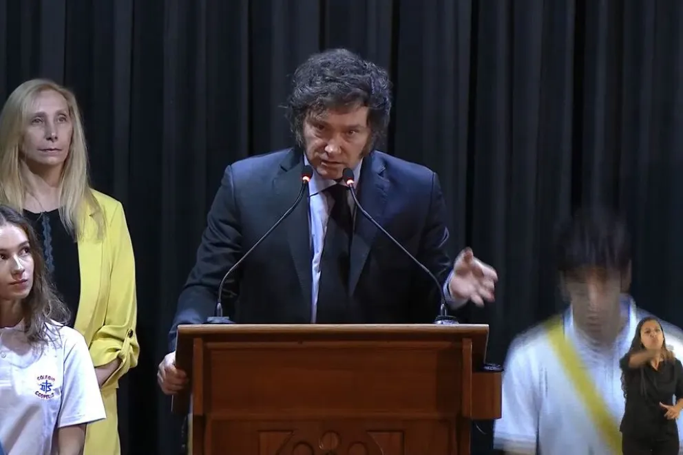 Insólito: dos jóvenes se desmayaron mientras Milei daba un discurso y él le echó la culpa "al comunismo"