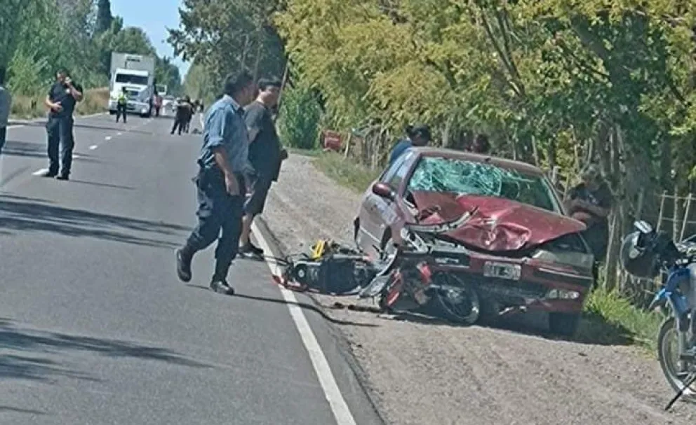 Choque en la Ruta 65: Dos motociclistas gravemente heridos tras colisión con auto