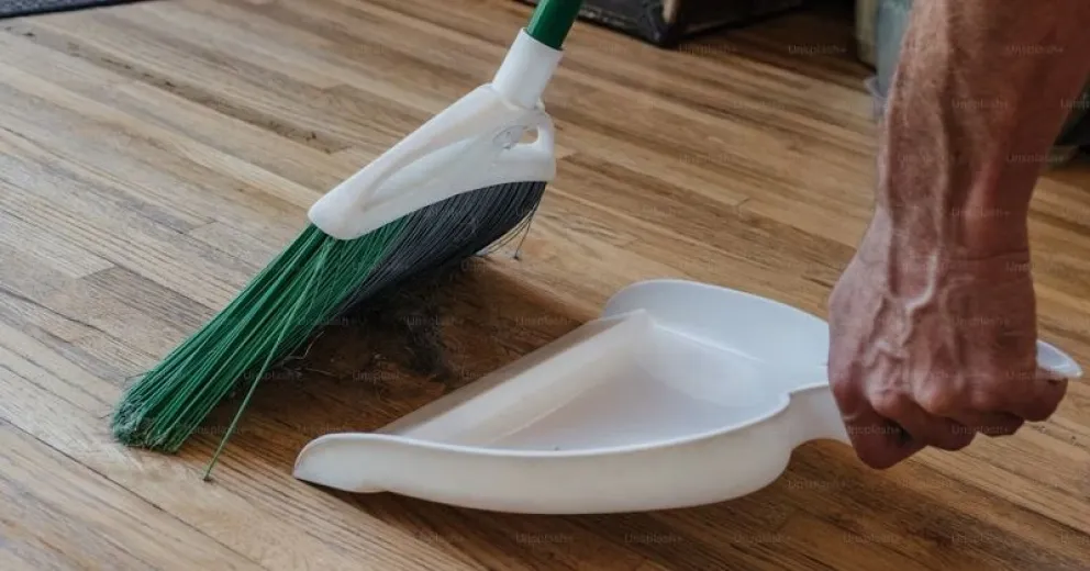 El insólito truco casero de ponerle sal a la escoba que revoluciona la limpieza del hogar