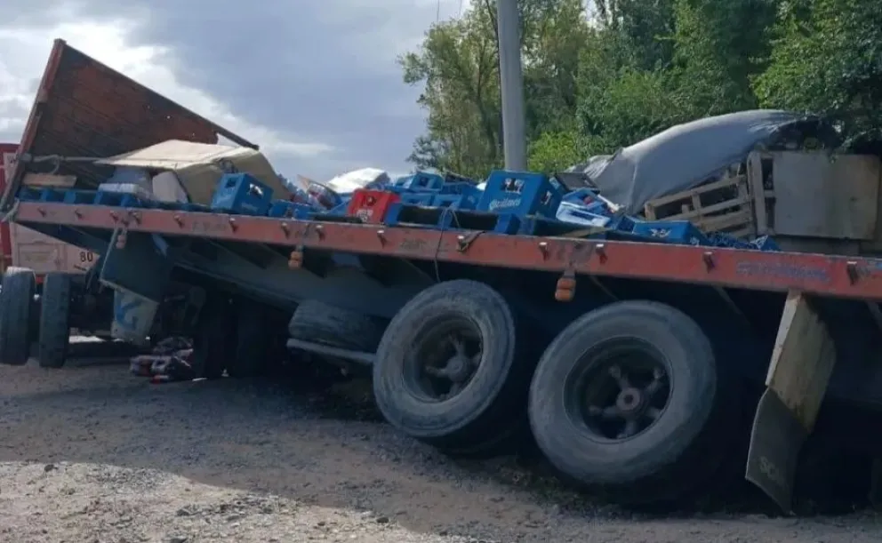 Caos en la Ruta 22: debido a una mala maniobra, volcó un camión que venía cargado de bebidas 