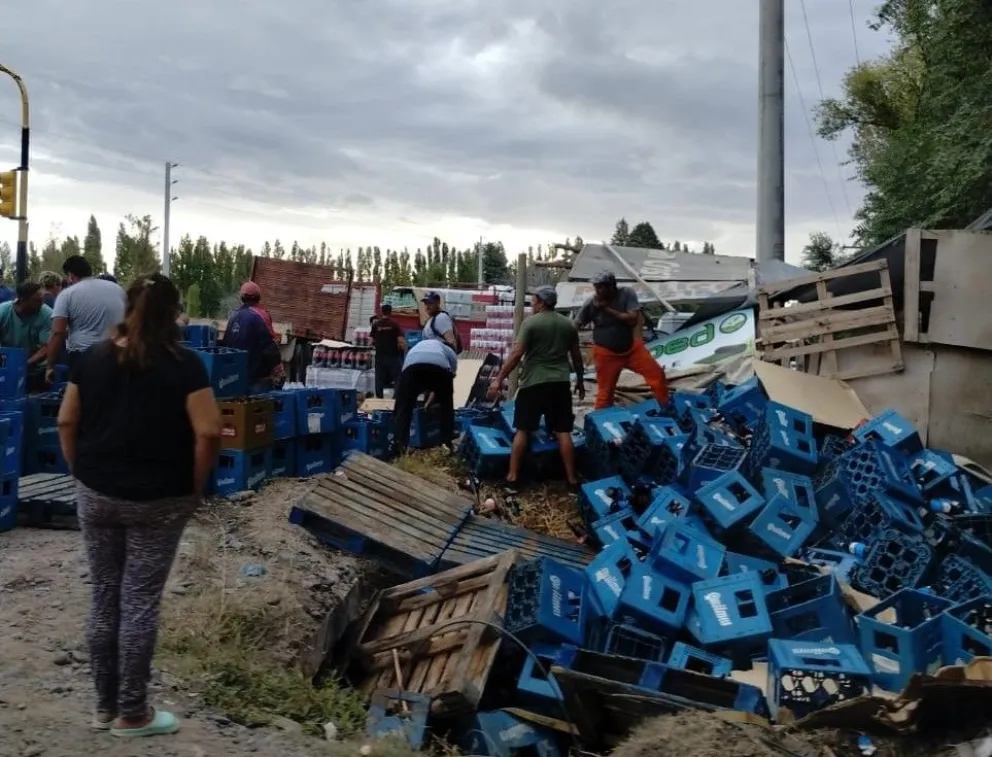 Un camión volcó con su carga de cerveza en el acceso a la Isla Jordán