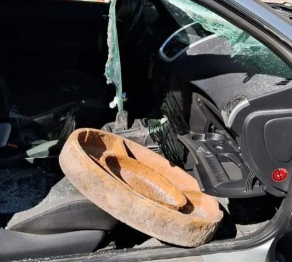 ¡Qué peligroso! Una tapa de cloaca voló e impactó en un auto 