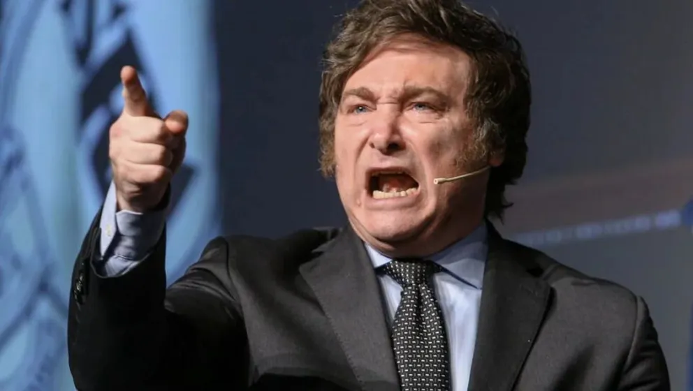 El presidente tuvo que dar marcha atrás al aumento del Ejecutivo y le echó la culpa a Cristina