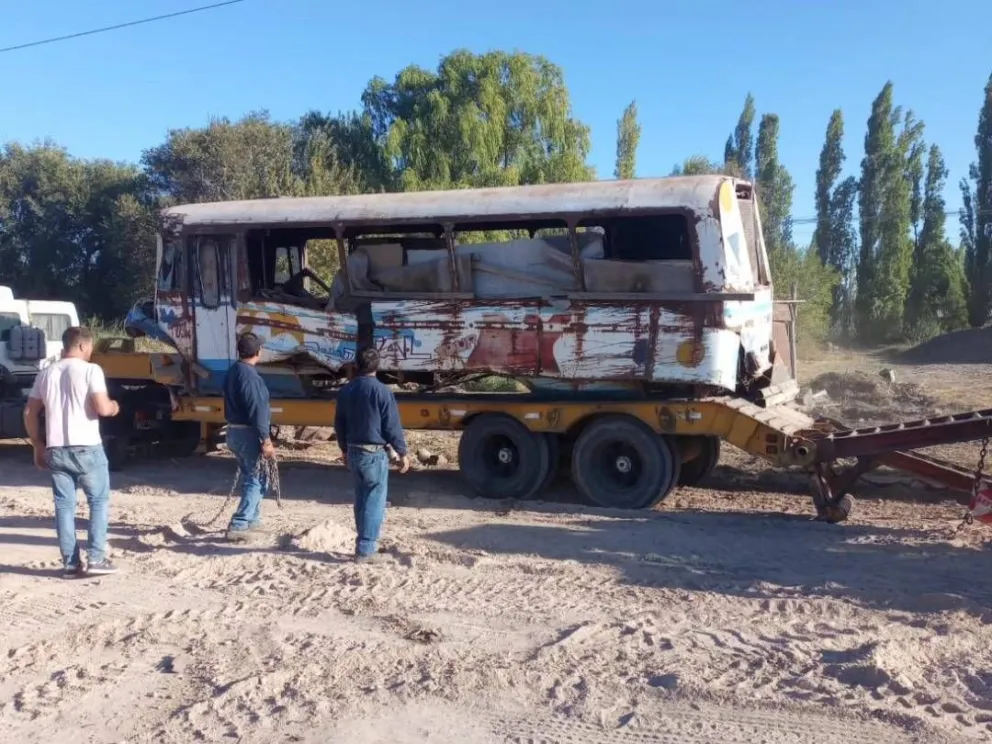 Continúa el retiro de vehículos en desuso y esta vez se levantó un colectivo abandonado