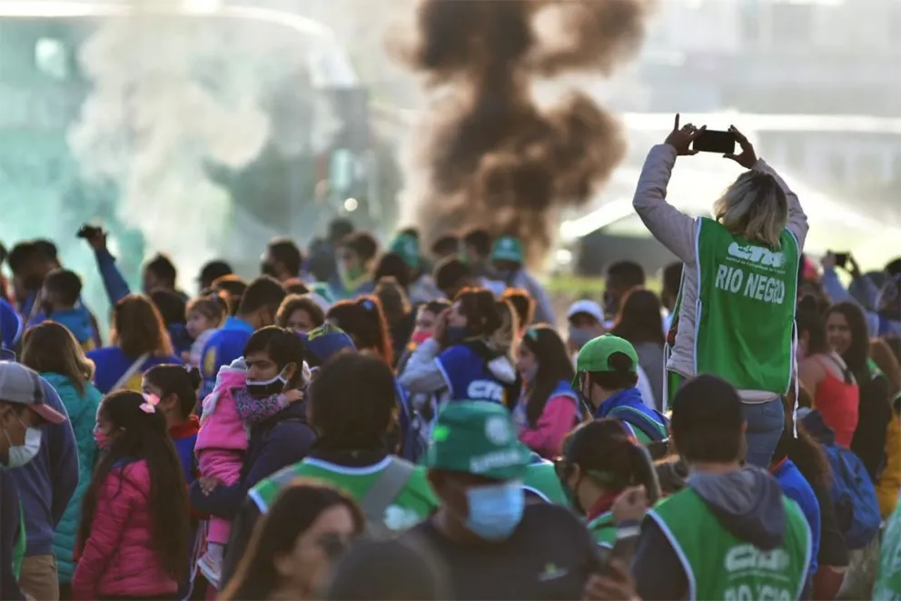 La semana inicia con paros y protestas en los puentes carreteros entre Río Negro y Neuquén