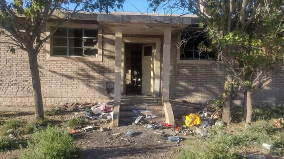 Desalojaron y cerraron un aguantadero delictivo en el viejo hospital de una ciudad del Alto Valle