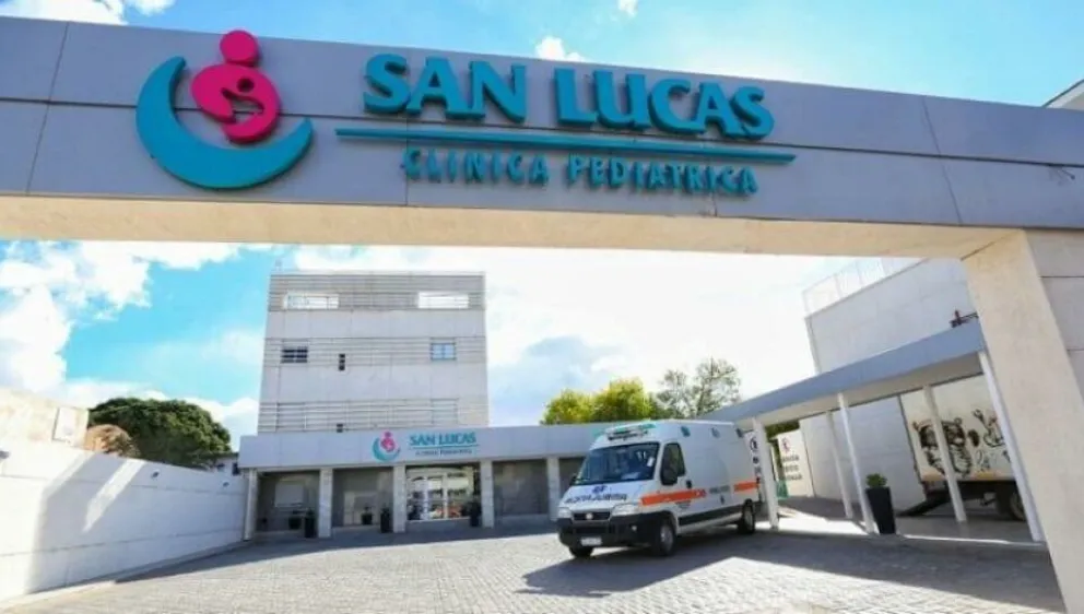 Olvidaron a su hijo encerrado en el auto por seis horas y ahora esta internado en terapia