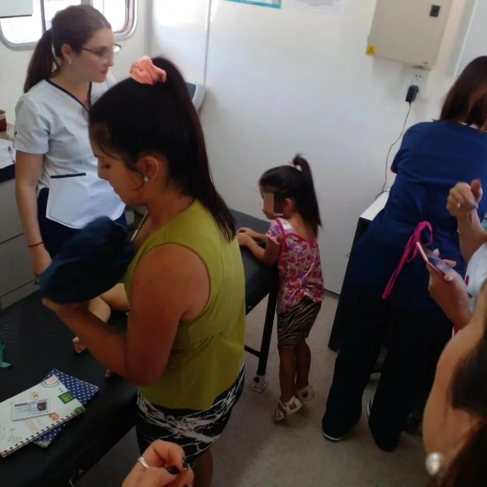 La unidad pediátrica móvil de Conín sigue recorriendo los barrios de Cipolletti