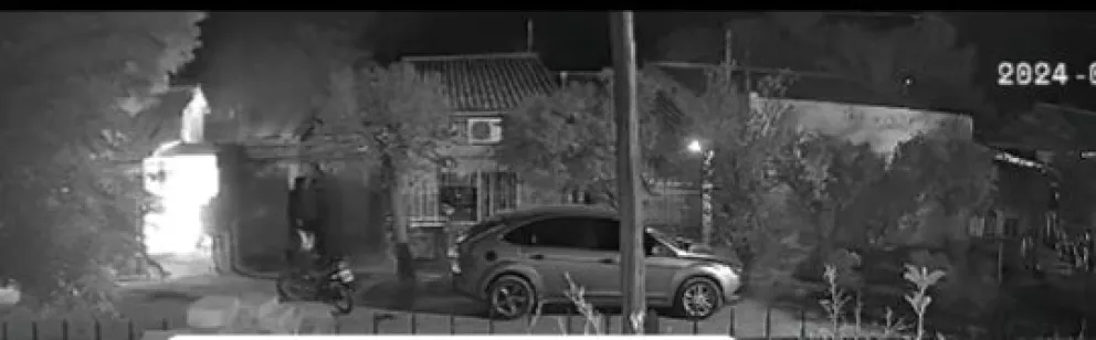 Delincuentes incendiaron un auto y un abuelo quedó atrapado en su vivienda debido al fuego