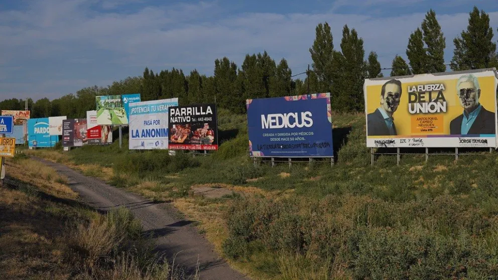 La Municipalidad comenzará con el retiro de la cartelería no autorizada ubicada en la zona del puente carretero
