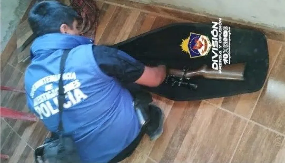 Policía recuperó una moto robada y en el lugar hallaron un arma de fuego, municiones y droga