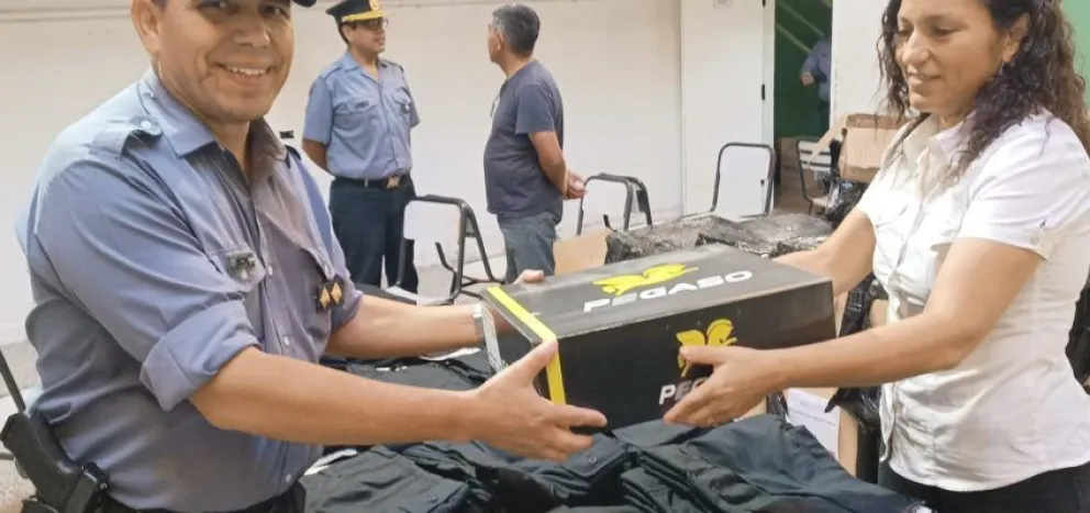 Policías de la Unidad Regional V de Cipolletti recibieron nueva indumentaria