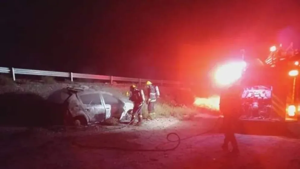 ¡Insólito! Se bajó a ayudar a una persona a costado de la ruta y le robaron el auto