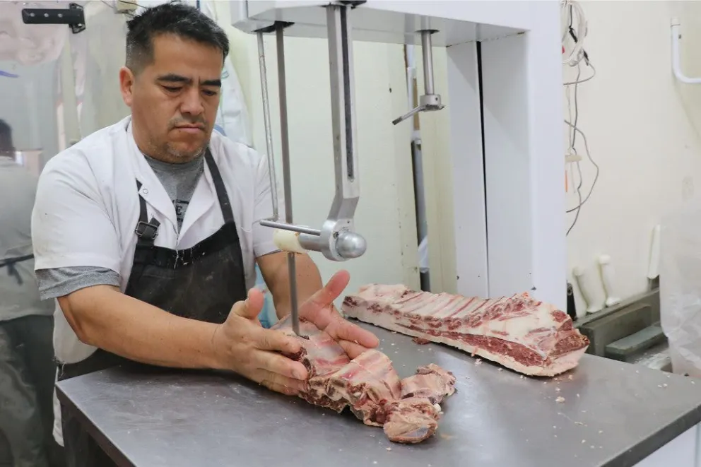 El asado con hueso alcanzó los 20.000 pesos el kilo en las carnicerías cipoleñas.