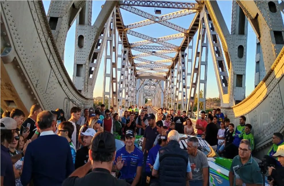 El puente ferrocarretero, un imponente marco para presentar el TC