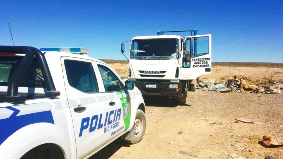    Hasta las manos: los sorprendieron arrojando basura en un sector prohibido