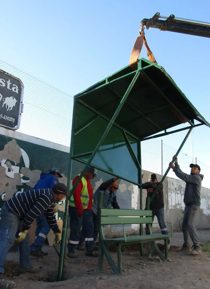 Se instaló una nueva garita de colectivo hecha por alumnos con materiales reciclados 