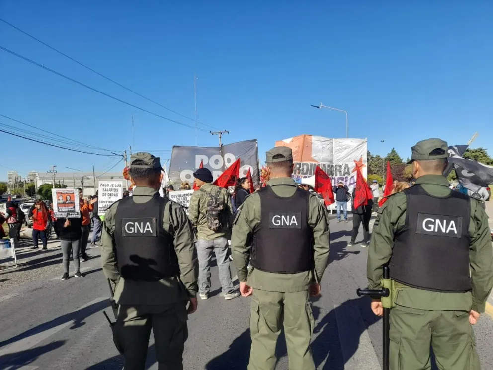 Organizaciones marchan al puente carretero con gran presencia de gendarmería