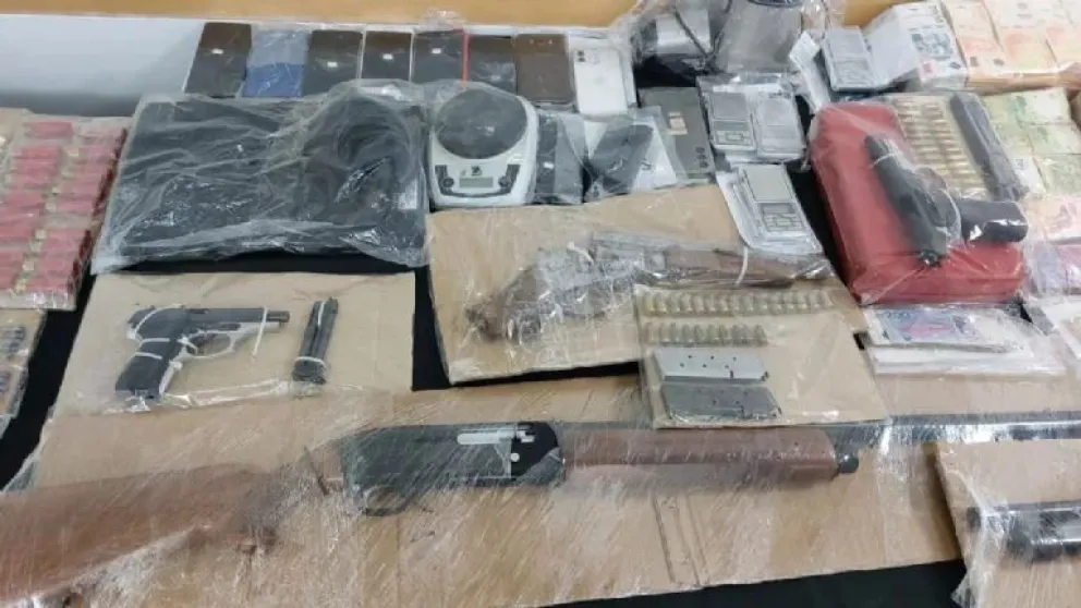 Desarticulan una banda narco y secuestran $ 100 millones en drogas, armas y autos