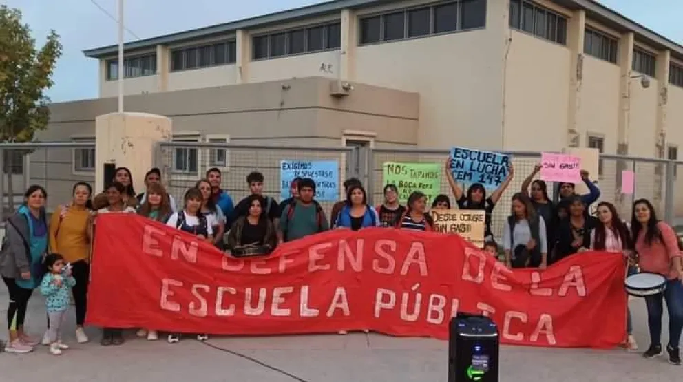  Padres y alumnos reclaman en las afueras del CEM 147 y la ESRN 152  una solución urgente al problema de gas